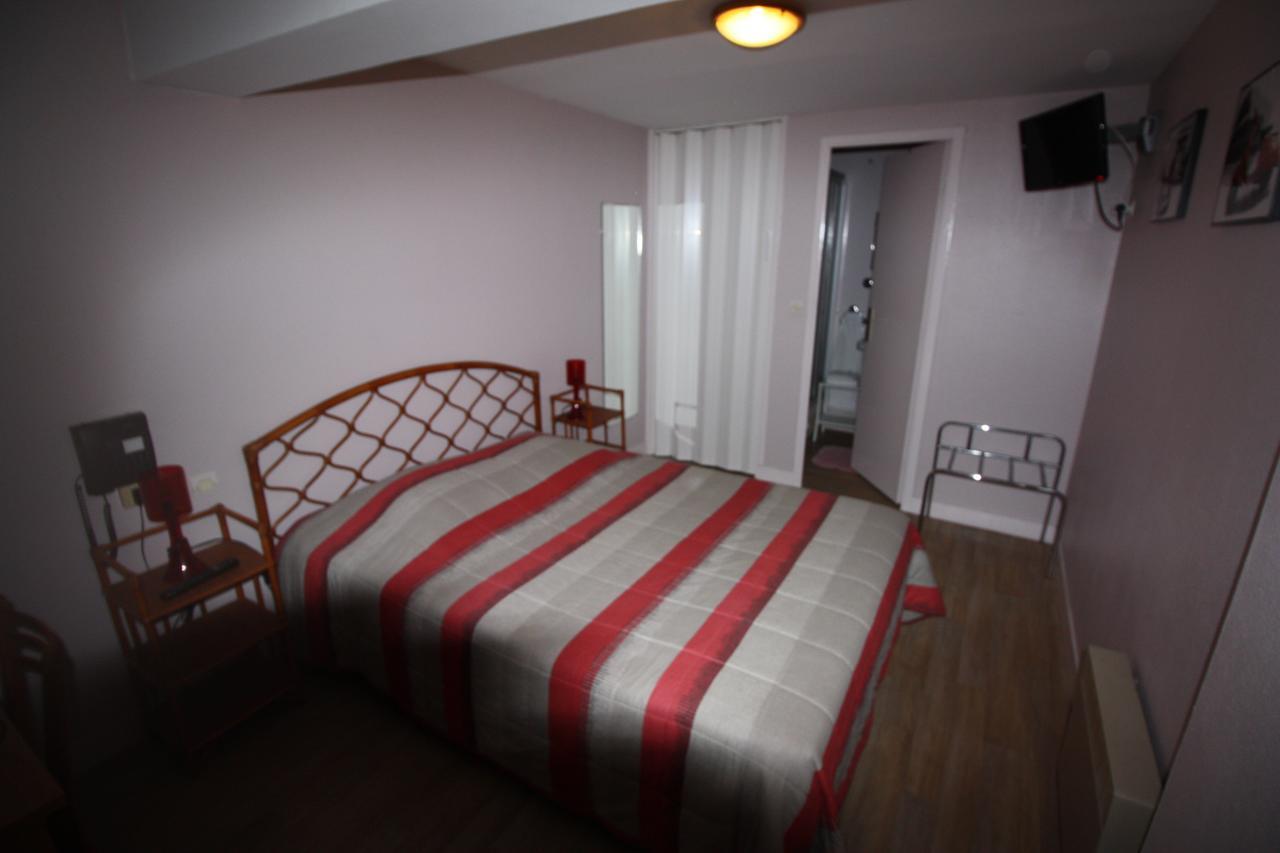 Hotel Les Deux Sapins Cailly-sur-Eure Kamer foto