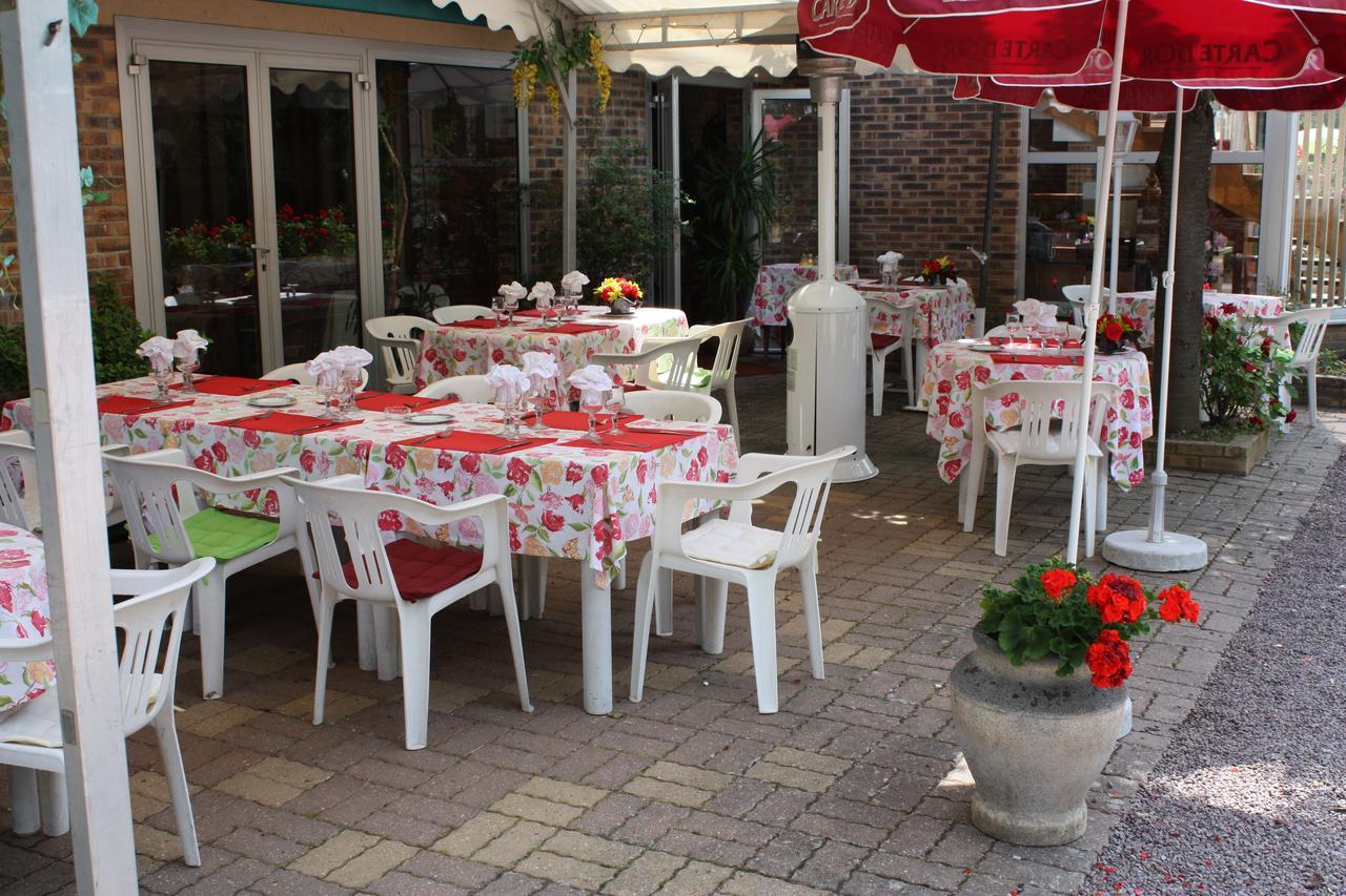 Hotel Les Deux Sapins Cailly-sur-Eure Buitenkant foto