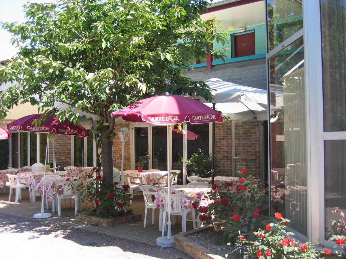 Hotel Les Deux Sapins Cailly-sur-Eure Buitenkant foto