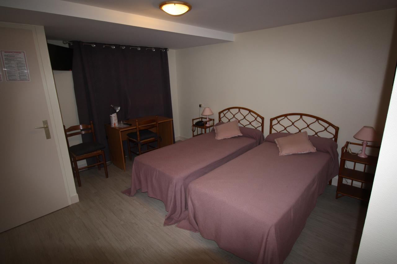 Hotel Les Deux Sapins Cailly-sur-Eure Buitenkant foto