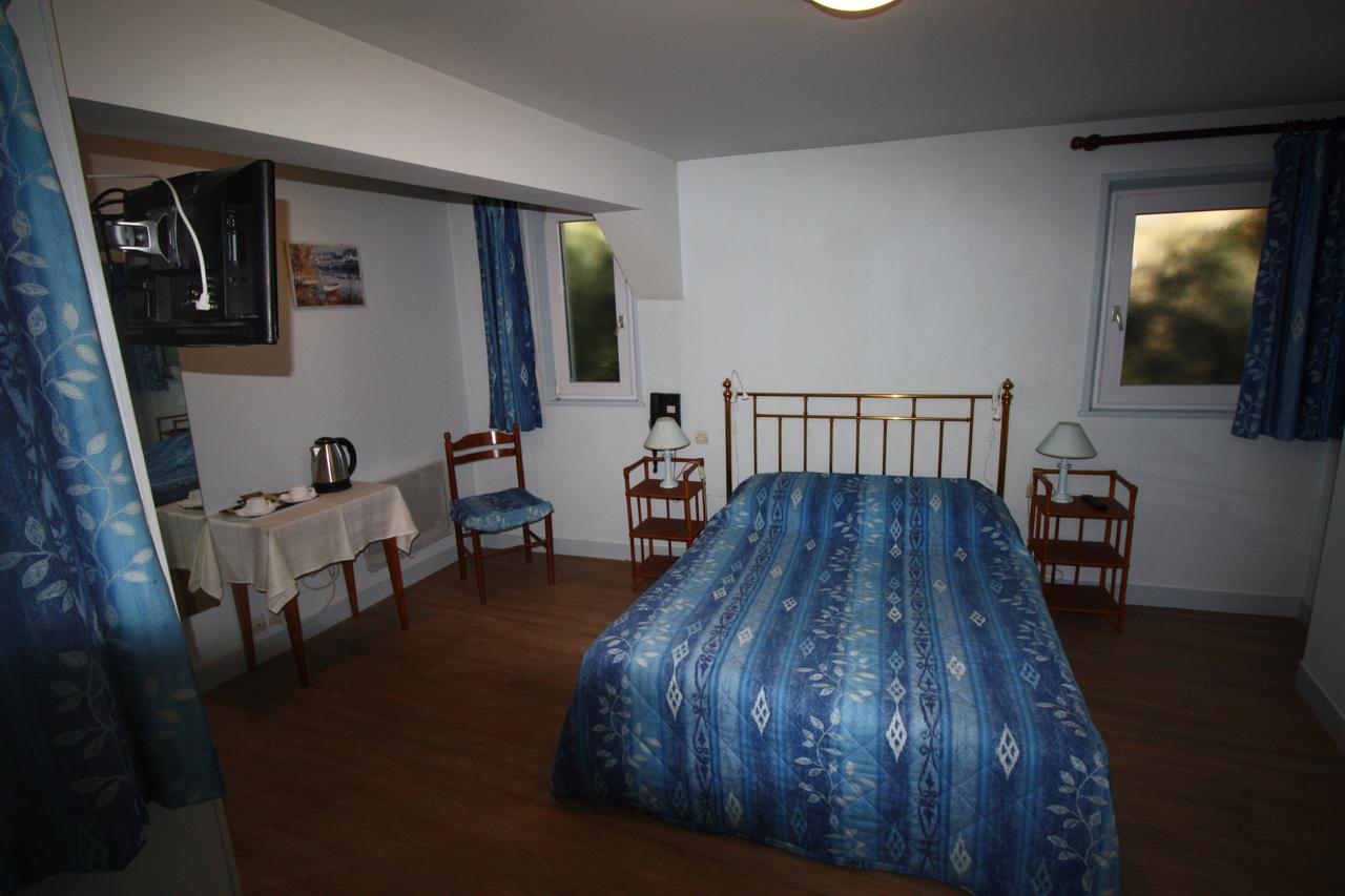 Hotel Les Deux Sapins Cailly-sur-Eure Buitenkant foto