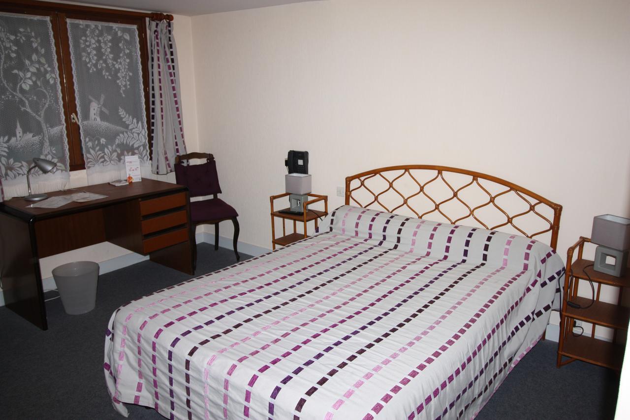 Hotel Les Deux Sapins Cailly-sur-Eure Buitenkant foto